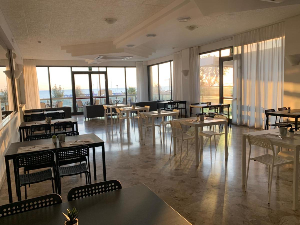 Hotel Tritone Римини Экстерьер фото