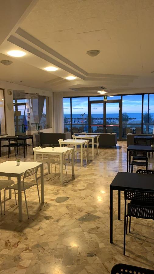 Hotel Tritone Римини Экстерьер фото