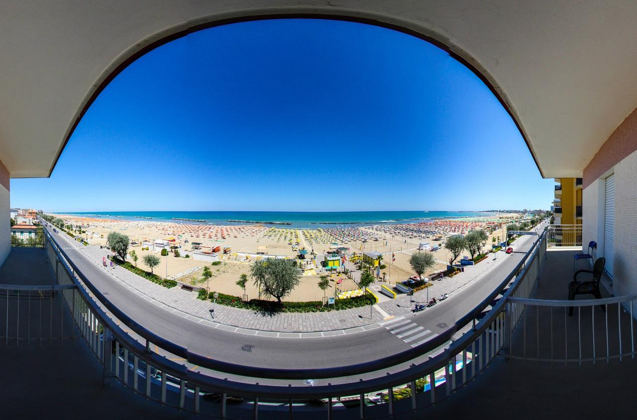 Hotel Tritone Римини Экстерьер фото