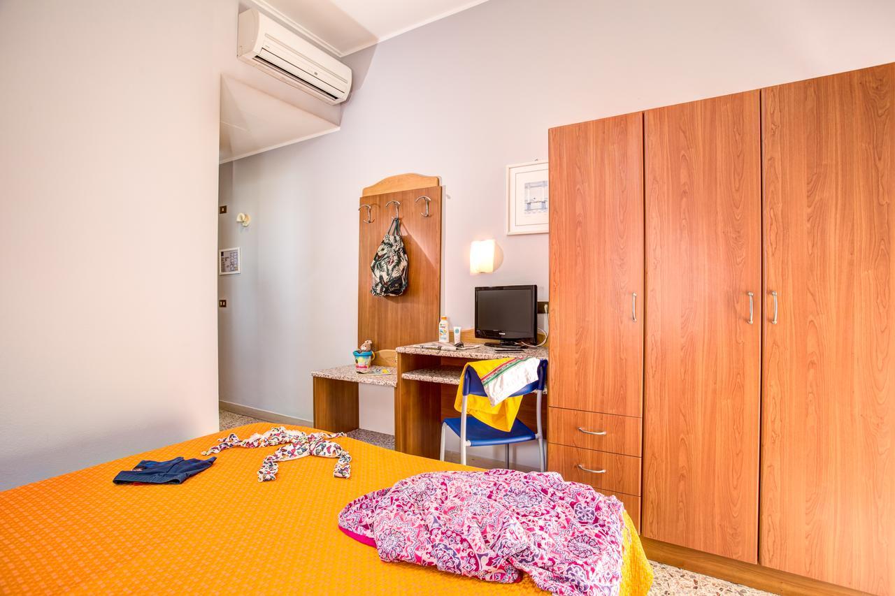 Hotel Tritone Римини Экстерьер фото