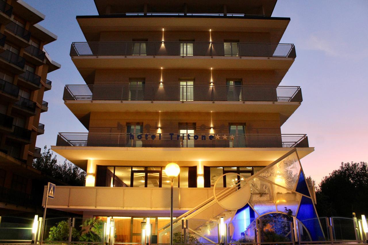 Hotel Tritone Римини Экстерьер фото