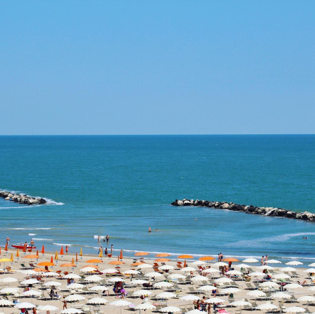 Hotel Tritone Римини Экстерьер фото