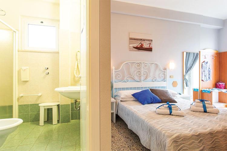 Hotel Tritone Римини Экстерьер фото