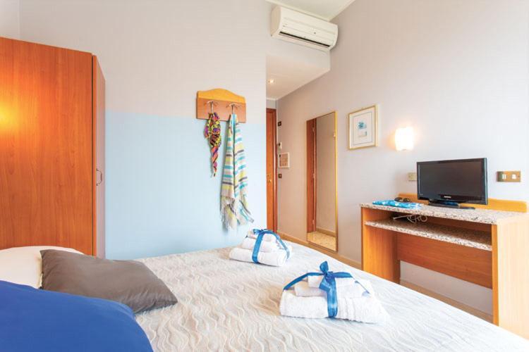 Hotel Tritone Римини Экстерьер фото
