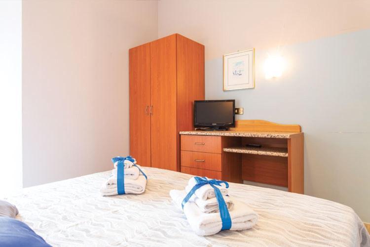 Hotel Tritone Римини Экстерьер фото