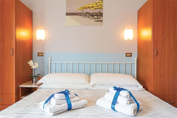 Hotel Tritone Римини Экстерьер фото
