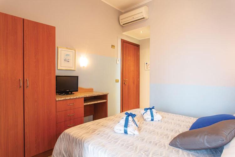 Hotel Tritone Римини Экстерьер фото
